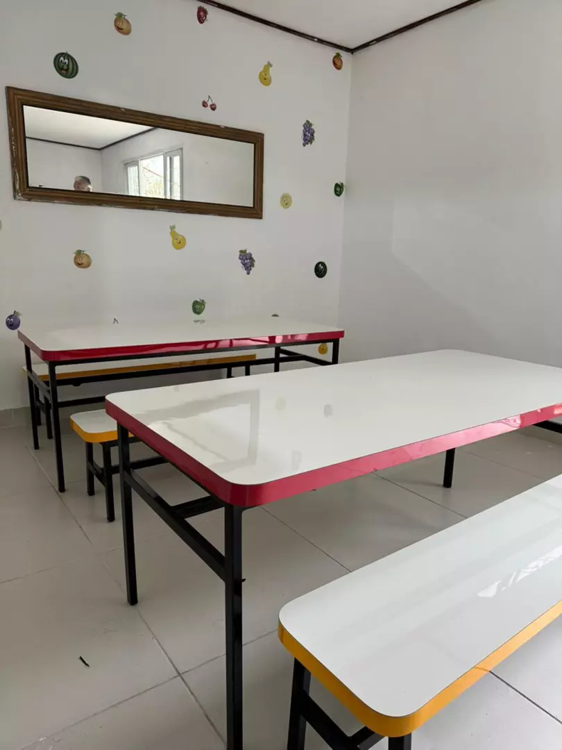 Mesa e bancos infantil para o refeitório Mesa e bancos infantil para o refeitório